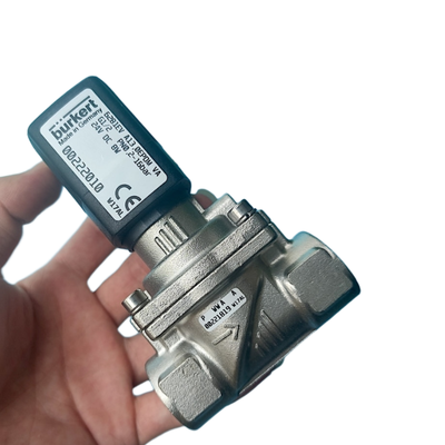 Duża tolerancja temperatury Industrial Solenoid Valve Assembly Burkert 00222016 00222017 00222018 Typ 6281 Servo Operated Design G1 Port połączenia 2/2 NC Materiał ze stali nierdzewnej Pieczęć EPDM